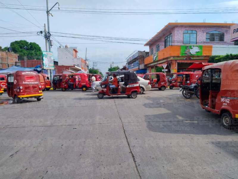 Protestan mototaxistas en sucursal de BBVA de Juchitán