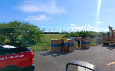 Rapiña tras volcadura de tractocamión en La Venta, Oaxaca