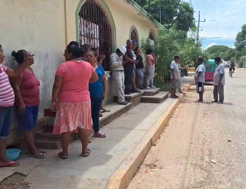 Retienen a trabajadores de CFE en Tehuantepec; exigen mejoras del servicio