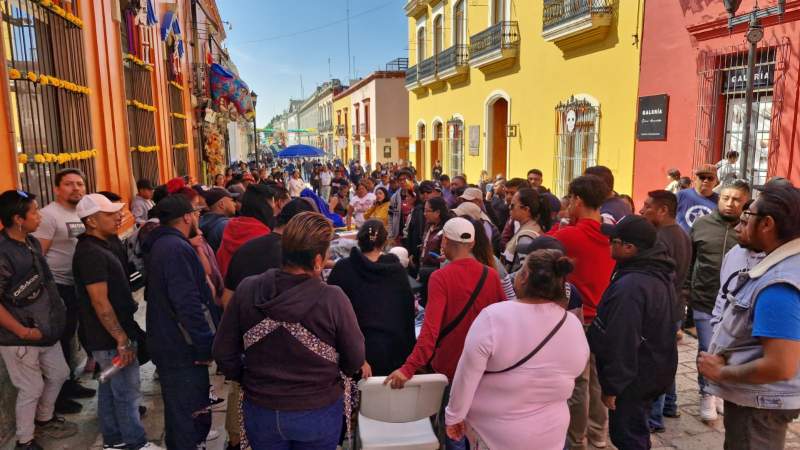 Disputa por lugares entra ambulantes desata riña y conatos de bronca en Alcalá, en pleno Centro Histórico de Oaxaca