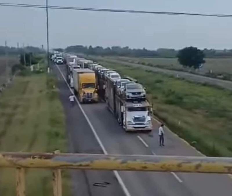 Enfrentamientos, explosivos y bloqueos paralizan la maxipista Culiacán-Mazatlán