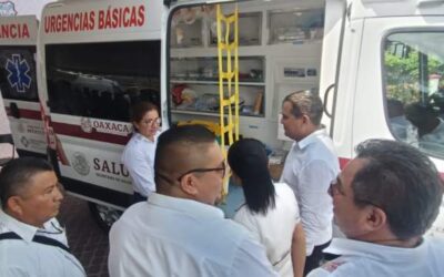 Entregan ambulancias en beneficio de la población de   Santiago Pinotepa Nacional