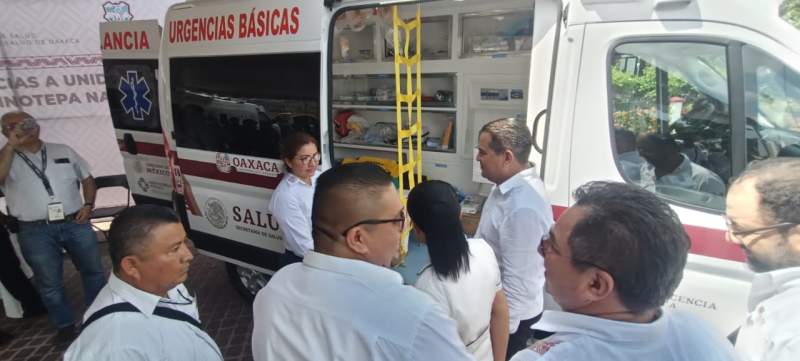 Entregan ambulancias en beneficio de la población de   Santiago Pinotepa Nacional