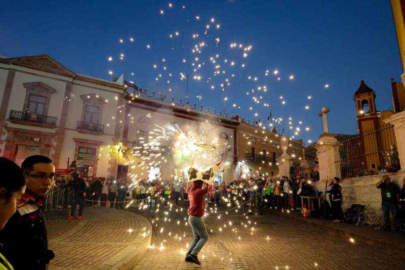 Invade música y danza de Oaxaca calles de Guanajuato en convite del 52 Festival Internacional Cervantino