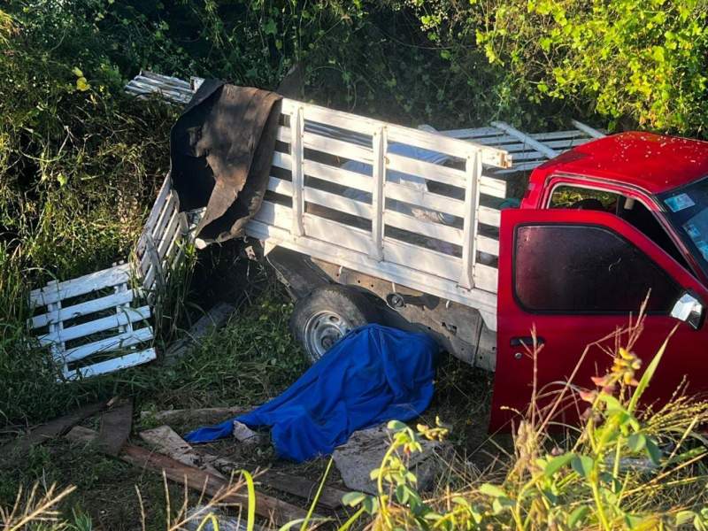 Muere mujer tras volcadura de camioneta en Macuilxóchitl