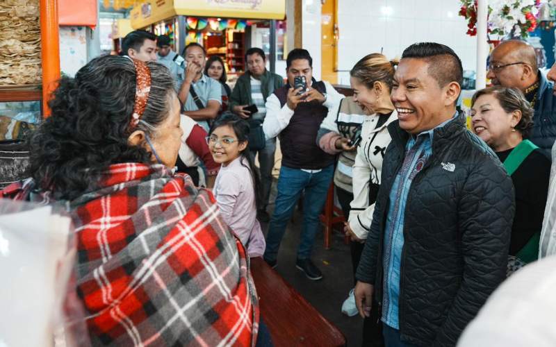 Benjamín Viveros sostiene encuentro con locatarios del mercado 20 de Noviembre en Oaxaca