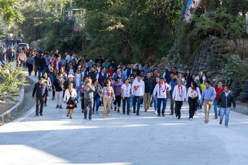 Cumple Salomón Jara con el pueblo de Oaxaca, entrega pavimentado el Camino Antiguo a Monte Albán