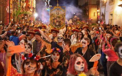 Color, tradición y calaveras inundan las calles con la Comparsa del Día de Muertos