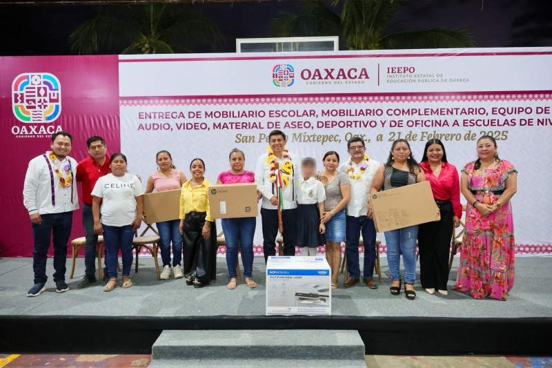 Gobierno de la Primavera Oaxaqueña fortalece la educación en la Costa con equipamiento a escuelas