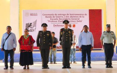 Ejército Mexicano hace entrega de instrumentos musicales de banda de guerra a comunidad Triqui