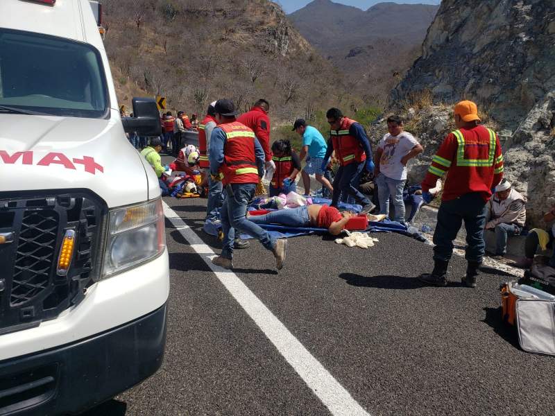 A 18 suben los fallecidos tras volcadura de autobús en autopista Mitla-Tehuantepec