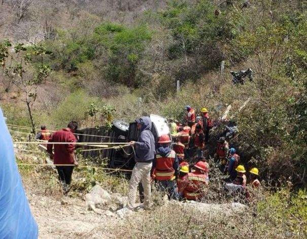 Estudios periciales establecen que accidente en la carretera Mitla-Tehuantepec, ocurrió porque conductor perdió el control del autobús