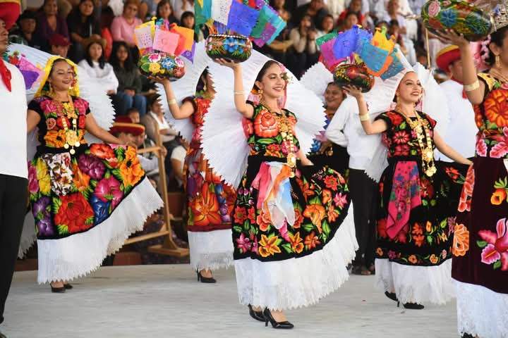 Juchitán presente en Guelaguetza Serrana con sus emblemáticas velas