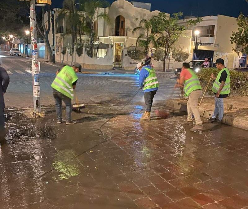 La Cuadrilla Móvil del Centro Histórico continúa realizando trabajos de limpieza la ciudad