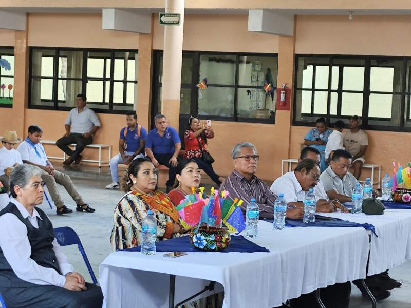 Dirección de Educación del Gobierno de Juchitán asiste a evento de declamación de poesía en zapoteco