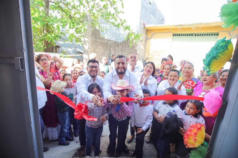 Miguel Sánchez entrega techado para mejorar condiciones educativas en la escuela «Reforma Educativa»