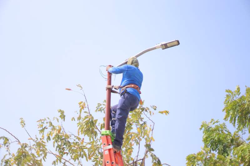 Gobierno de Juchitán rehabilita alumbrado público en el Deportivo “El Juchiteco”