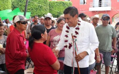 Cumple Salomón Jara a Santiago Huajolotitlán: entrega aulas y pavimentación de caminos