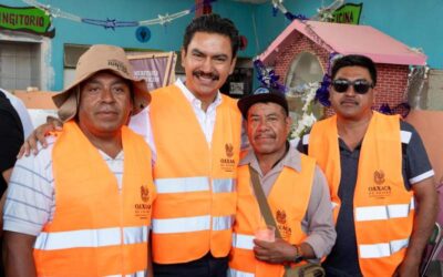 Entrega Ray Chagoya herramientas de trabajo a personal de limpia y barrido