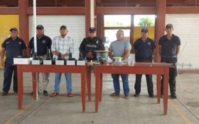 Gobierno Juchiteco entrega equipo de radiocomunicación a la policía de Chicapa de Castro