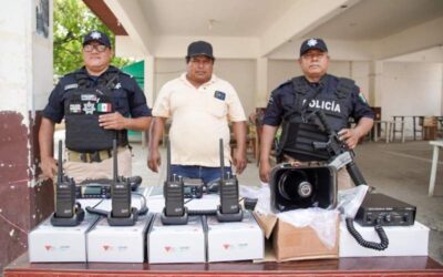Gobierno juchiteco entrega equipos de radiocomunicación a policía local de la Agencia Álvaro Obregón