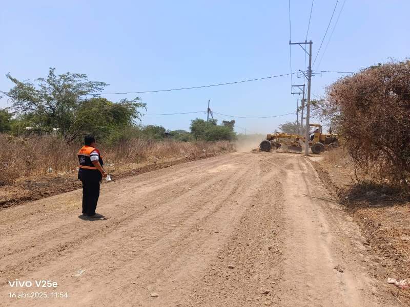 Gobierno Juchiteco mejora condiciones de las calles en la colonia San Antonio de la séptima sección