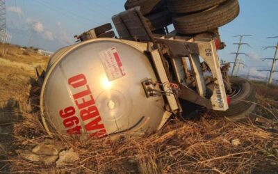 Informa Protección Civil volcadura por intenso viento en el tramo carretero La Venta – La Ventosa