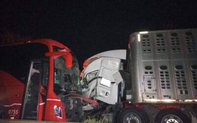 Choque entre autobús y tráiler deja una persona sin vida en carretera federal a Tuxtepec