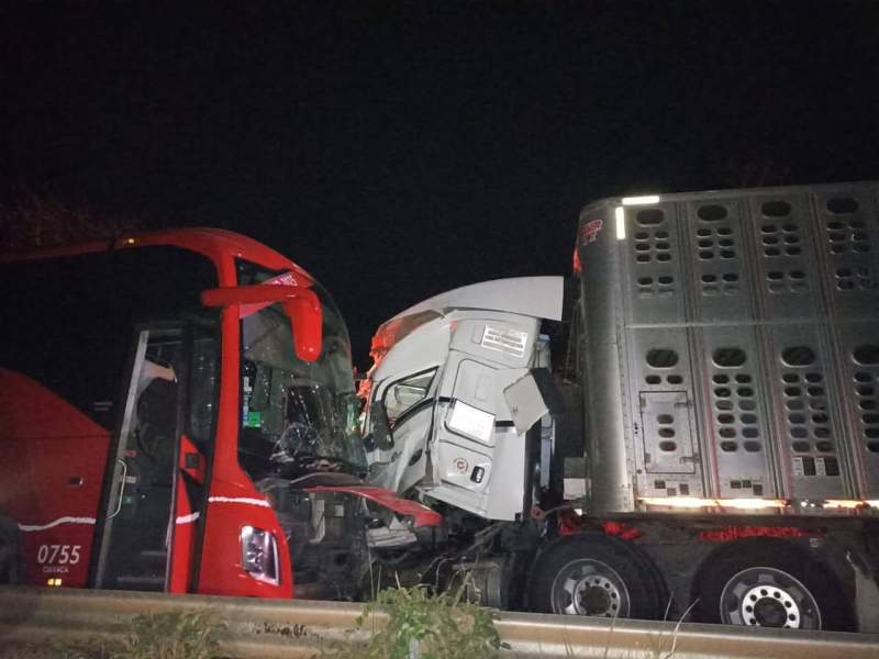Choque entre autobús y tráiler deja una persona sin vida en carretera federal a Tuxtepec