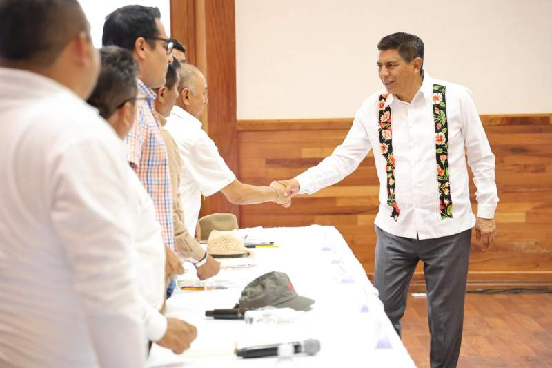 Con respeto y comunicación abierta, Gobernador de Oaxaca recibe pliego petitorio de la Sección XXI