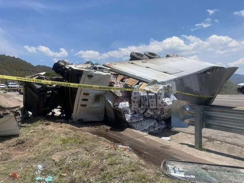 Dos muertos y un lesionado, saldo de fatal volcadura sobre carretera Mitla-Tehuantepec