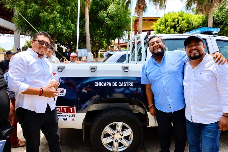 Entrega Miguel Quetu nueva patrulla a Chicapa de Castro para mejorar atención ciudadana