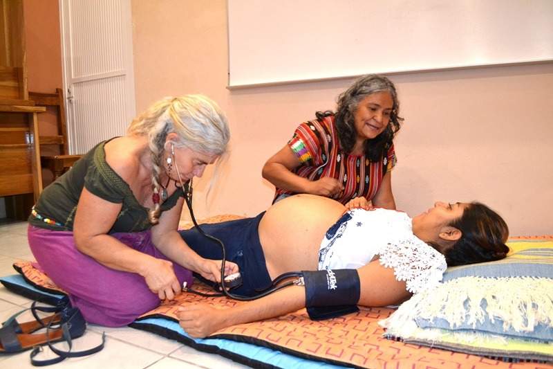 Medicina occidental y tradicional: binomio esencial para una salud pública intercultural en el Istmo