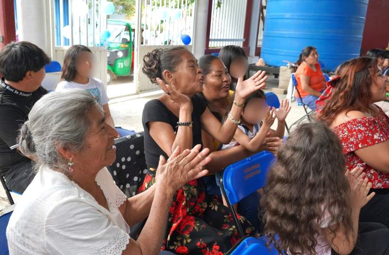 Reconoce diputada Tania López López a jefas de familia de Xoxocotlán