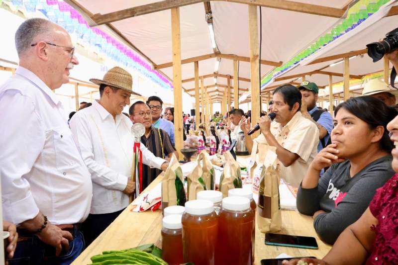 Refrenda Salomón Jara compromiso con cafeticultores para impulsar producción y comercialización del aromático