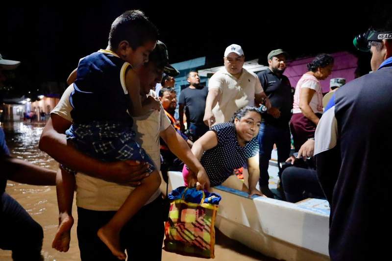Gobierno de Juchitán coordina operativo de rescate y pone a salvo a familias de zonas inundadas