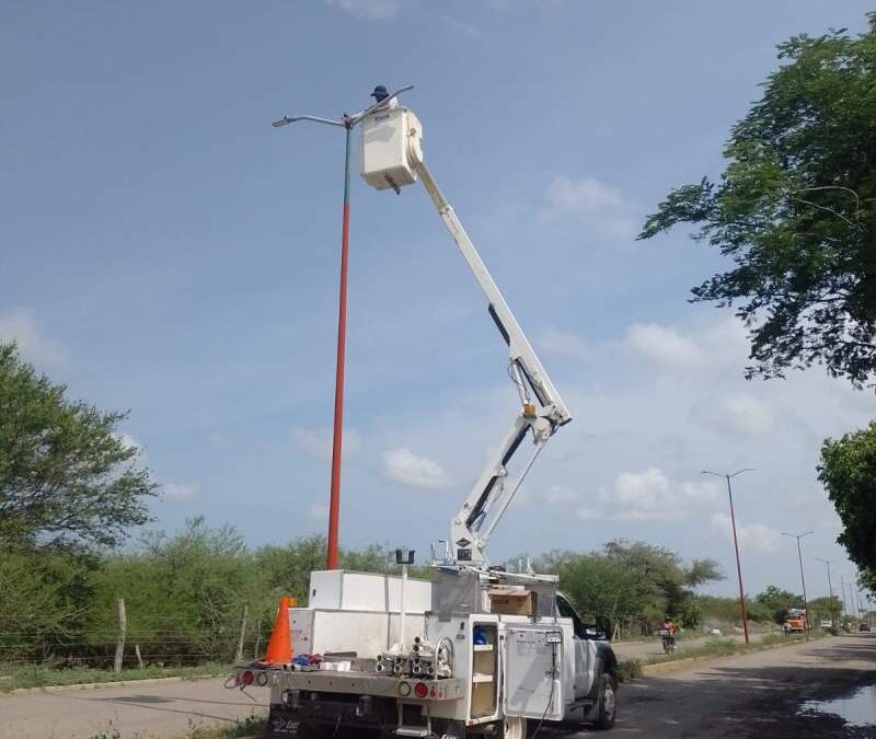 Gobierno de Juchitán mantiene atención permanente al sistema de alumbrado público en el municipio