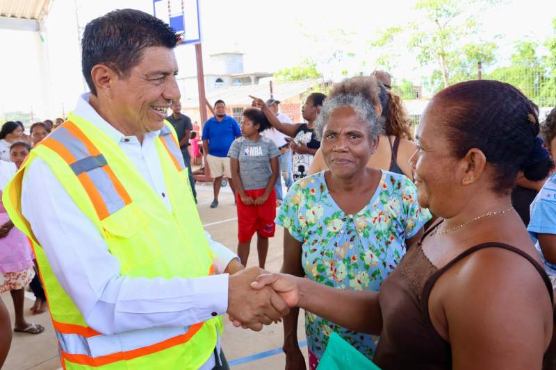 La Costa está de pie, supervisa Salomón Jara distribución de ayuda a comunidades afectadas por “Erick”