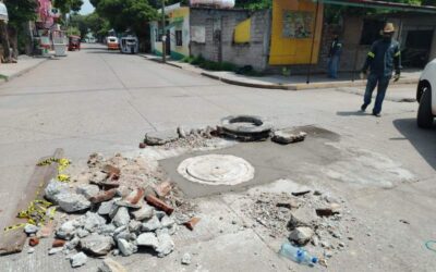 Repone Gobierno Juchiteco tapas de alcantarillado extraviadas por las recientes lluvias