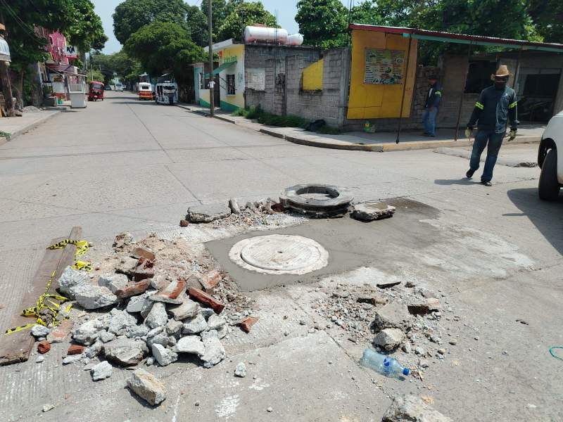Repone Gobierno Juchiteco tapas de alcantarillado extraviadas por las recientes lluvias