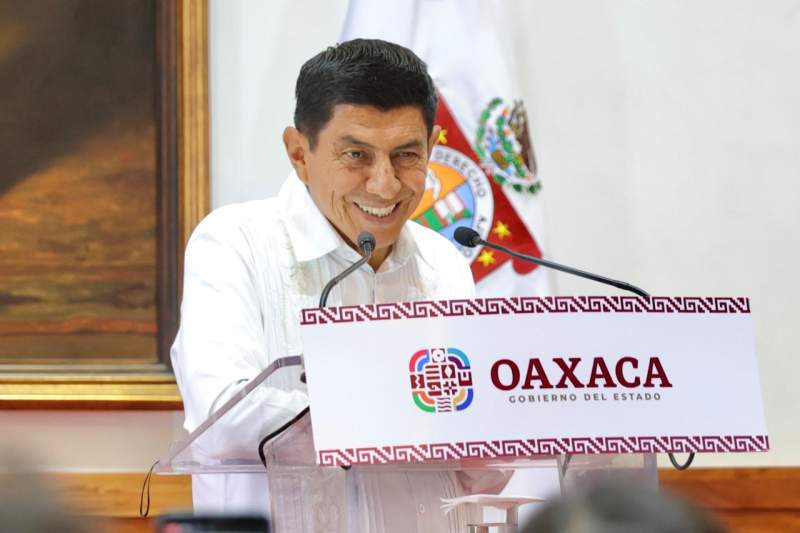 Despliega Gobernador de Oaxaca a todo su gabinete para labores de limpieza y entrega de ayuda en la Costa