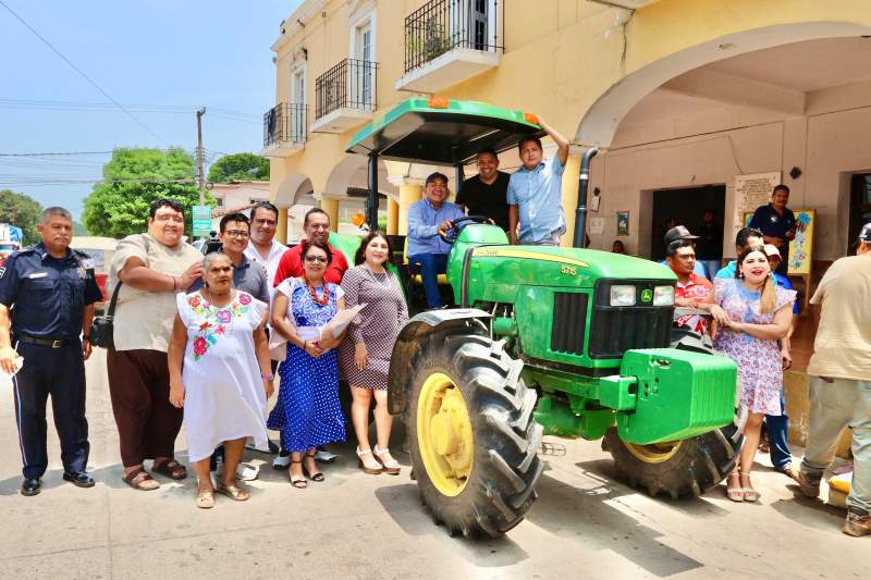 Agradece autoridad de Ingenio a FUCO por maquinaria agrícola.