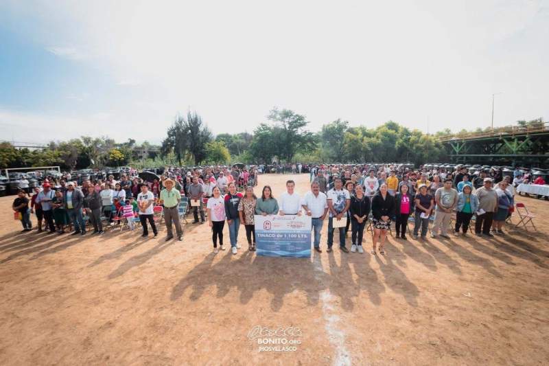 Ayuntamiento de San Jacinto Amilpas entrega 300 tinacos a familias.