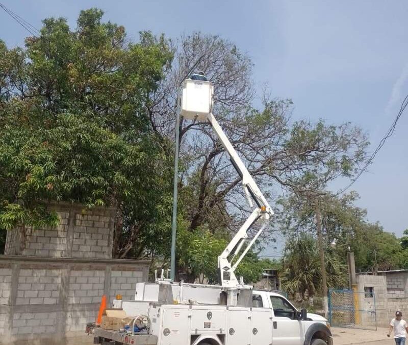 Cada noche iluminada es resultado del trabajo diario de la brigada de eléctricos del gobierno Juchiteco