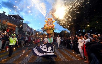 Cautiva Primer Desfile de Delegaciones que anuncia el Lunes del Cerro de la Guelaguetza 2025.