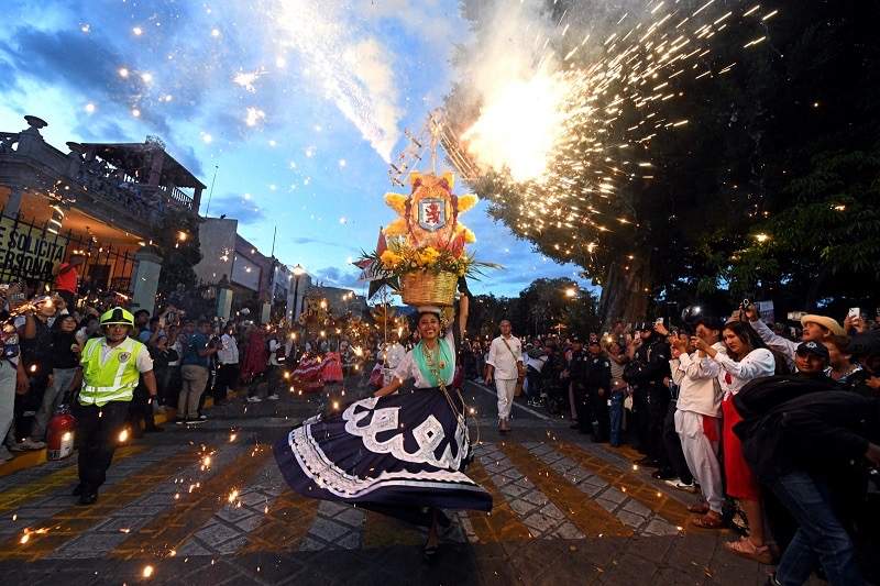 Cautiva Primer Desfile de Delegaciones que anuncia el Lunes del Cerro de la Guelaguetza 2025.