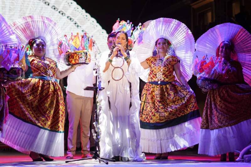 Enaltece Lila Downs cultura oaxaqueña en primer concierto masivo Guelaguetza 2025