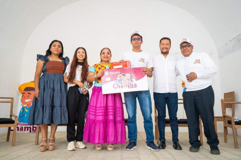 Entrega Gobierno de Oaxaca tarjetas de Mi Primera Chamba a jóvenes de Valles Centrales