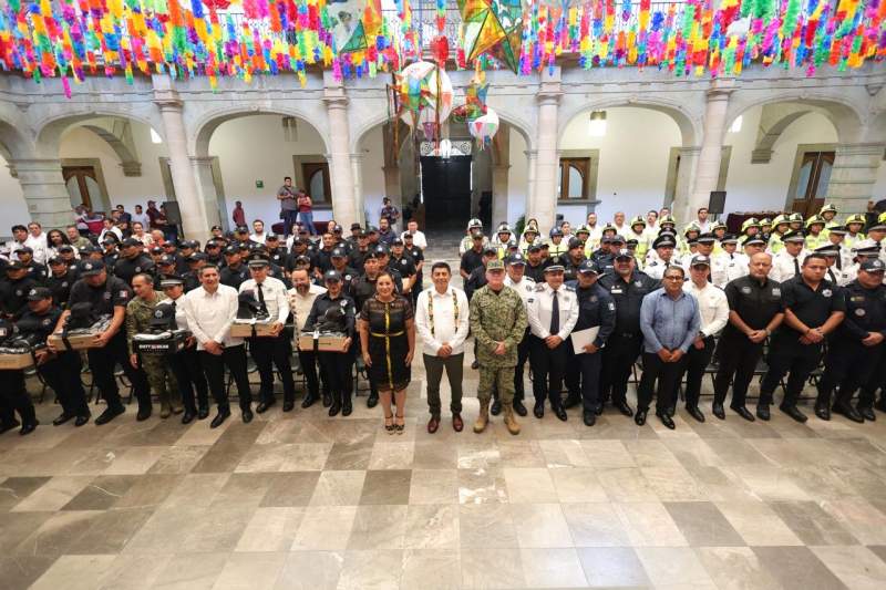 Entrega Salomón Jara más de 6 mil nuevos uniformes a elementos de seguridad pública.