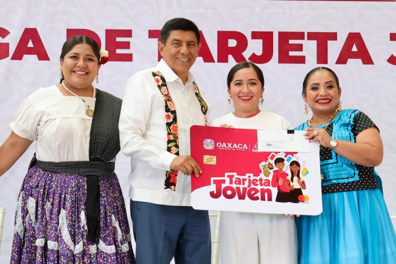 Entrega Salomón Jara más de mil tarjetas Joven que dan acceso a desarrollo integral a personas de 18 a 20 años